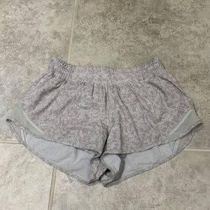 Lululemon hotty hot low rise lined 2.5” shorts